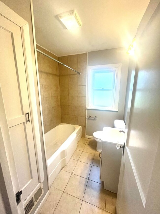 Building Photo - 1913-1915 Woodland Ave