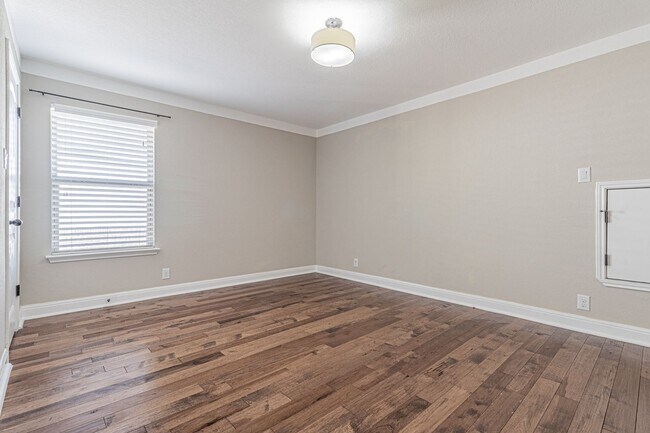 Building Photo - GORGEOUS 4 BED / 2 BATH HOUSE FOR RENT!