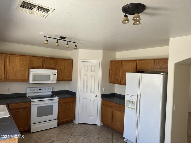 Building Photo - 22814 W Cantilever St