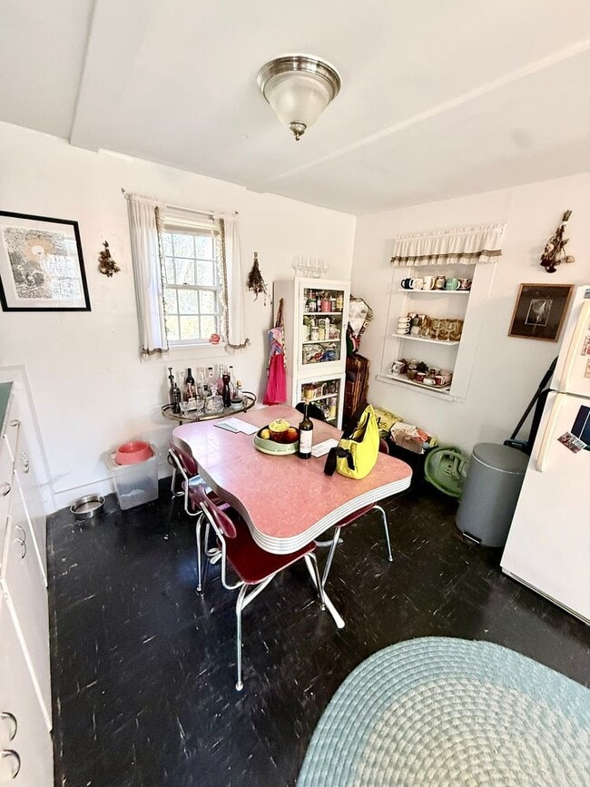 Building Photo - Easy St. Two Bedroom