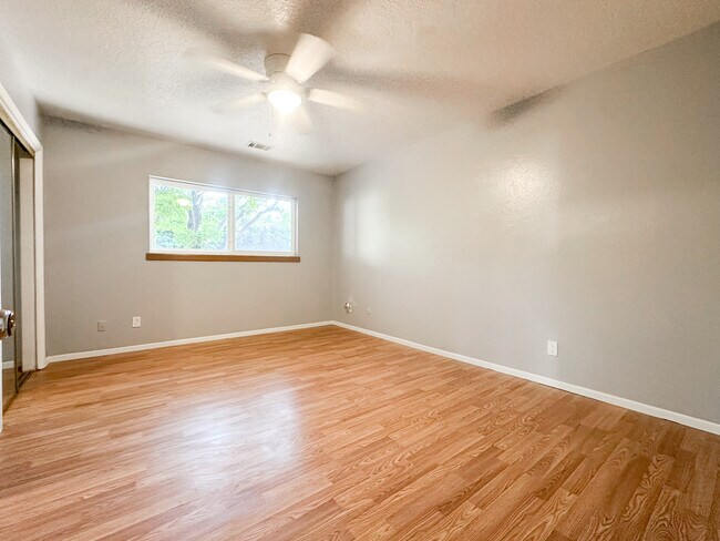 Building Photo - 7106 Shoshone Rd NE
