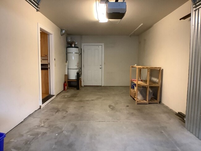 Building Photo - Three bed home with Den/Office in beautifu...