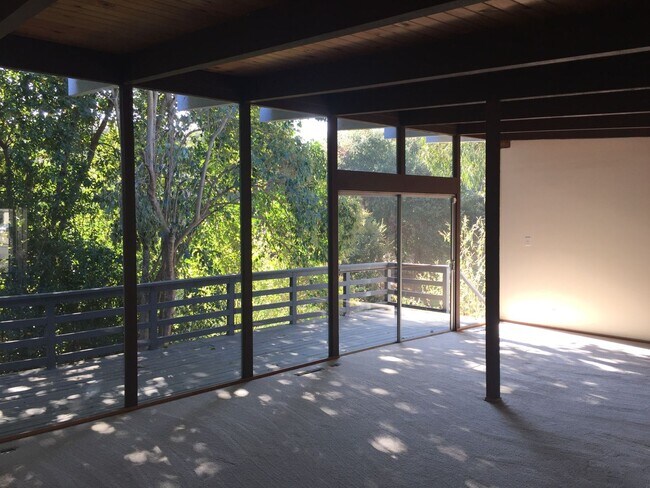 Building Photo - Mid-Century Hayward Home For Rent