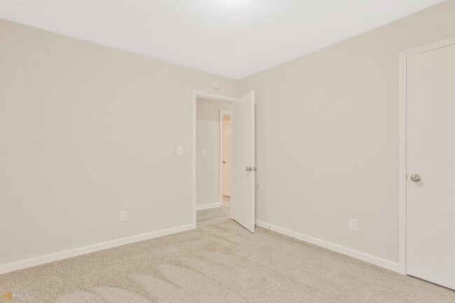 Building Photo - 5328 Memorial Ln SW