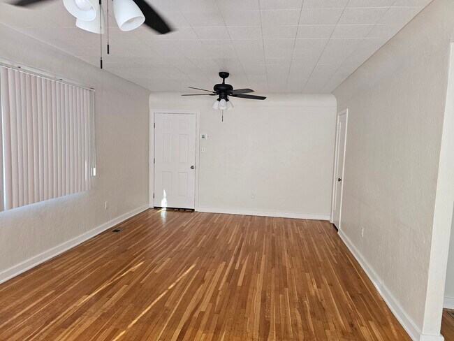 Building Photo - 503 Main St