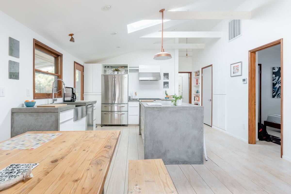 Building Photo - 4633 N Gantenbein Ave