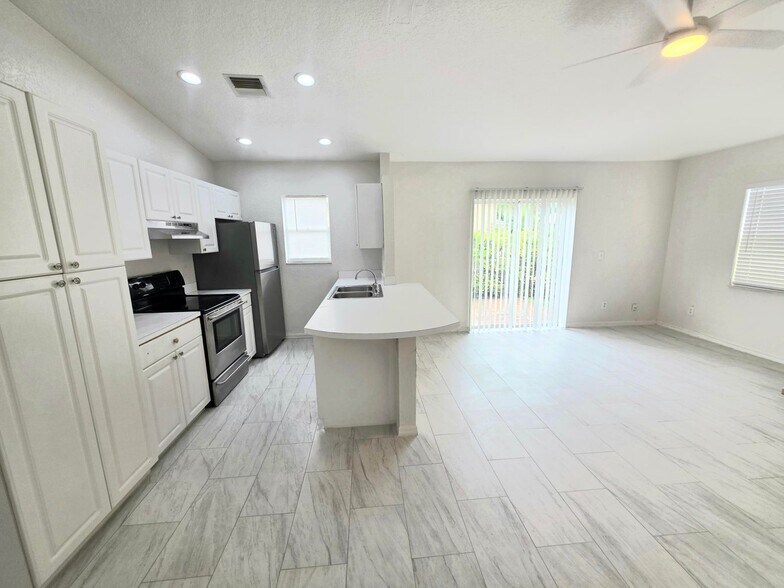 Building Photo - 569 E Ridge Cir N