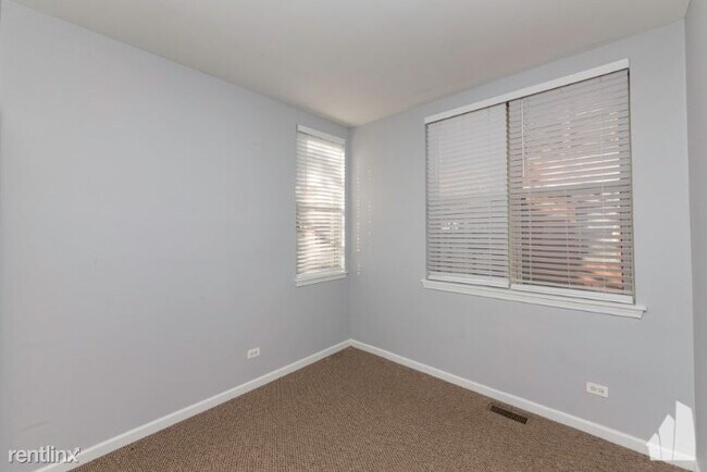 Building Photo - 1321 N Burling St