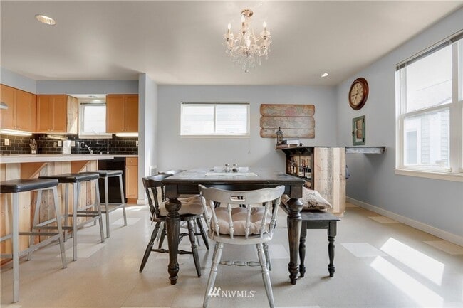 Building Photo - Beacon Hill 3bed 2.5bath Home