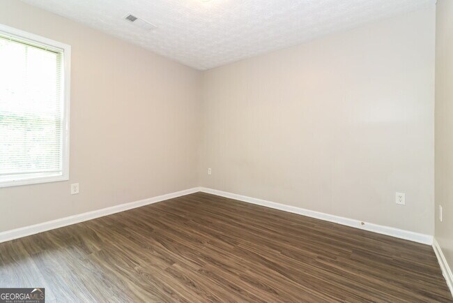 Building Photo - 1000 Weatherwood Pl NE