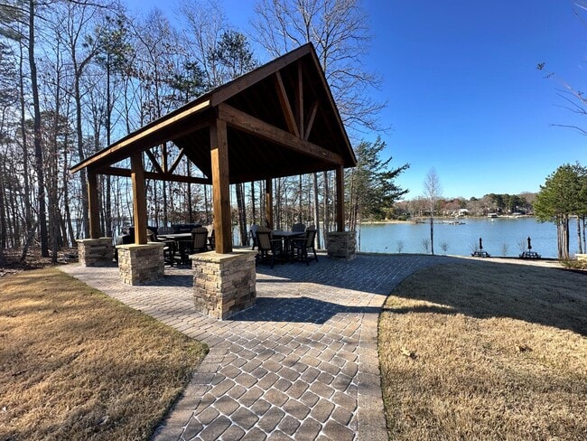 Building Photo - 145 Beacon Dr