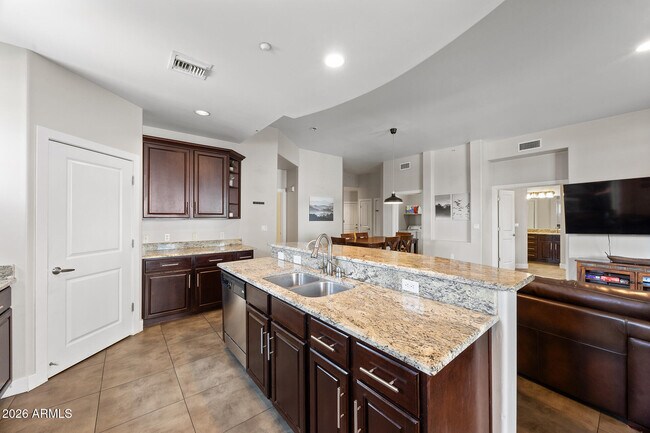 Building Photo - 945 E Playa Del Norte Dr