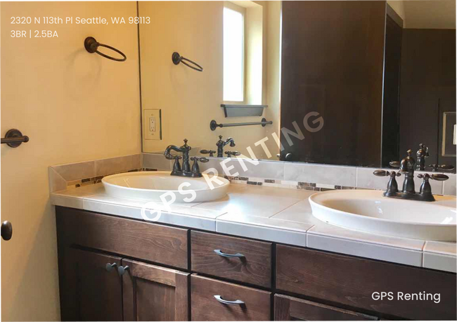 Building Photo - 3 Bed 2.5 Bath Town Home in North Seattle