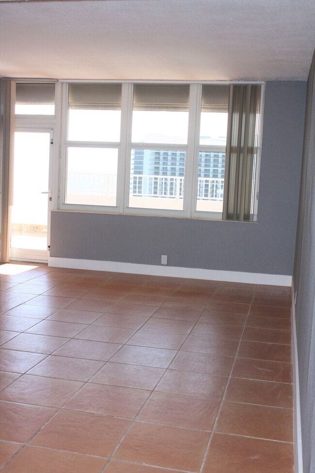 Building Photo - 4747 Collins Ave