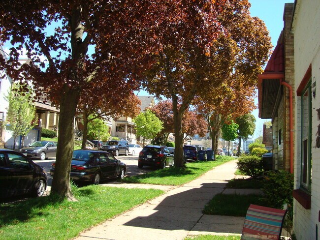 LOOKING EAST - 1539 Jackson N St