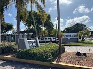Building Photo - 10431 N Kendall Dr