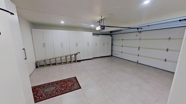 Building Photo - Spacious 3 bed / 2 bath in the More Mesa area