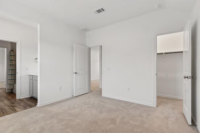 Building Photo - 15818 Dove Holw Dr