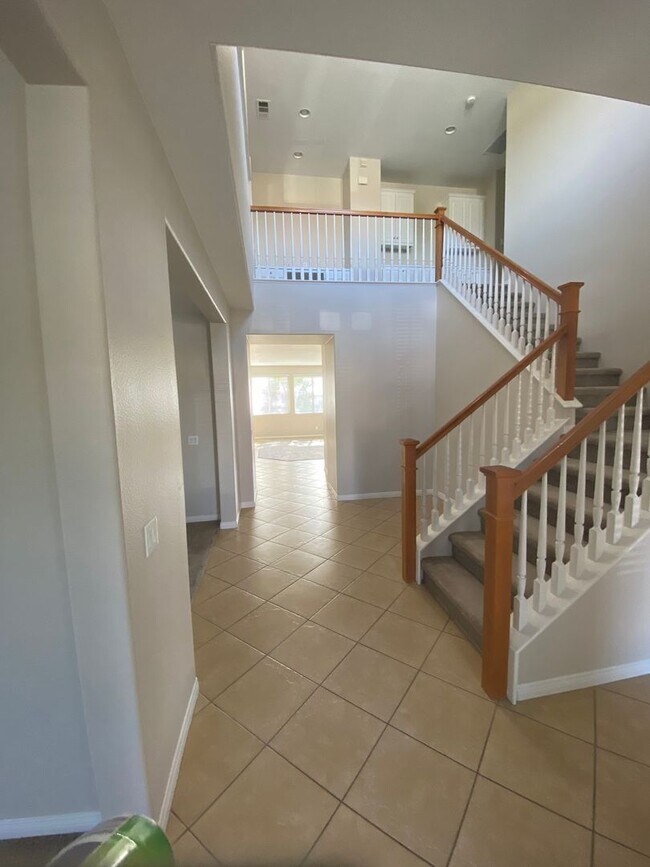 Building Photo - Beautiful 5 Bedroom Home in Murrieta Available!