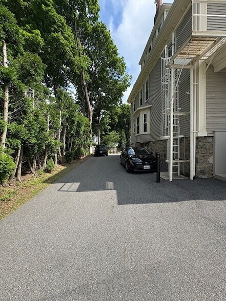 Building Photo - 63 Oak St