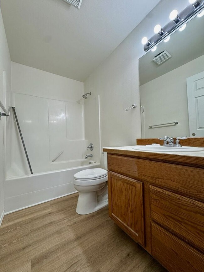 Building Photo - Newly Renovated Ranch Style Home!