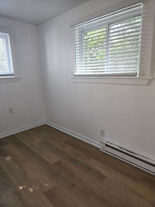 Building Photo - 1026 Little Bay Ave