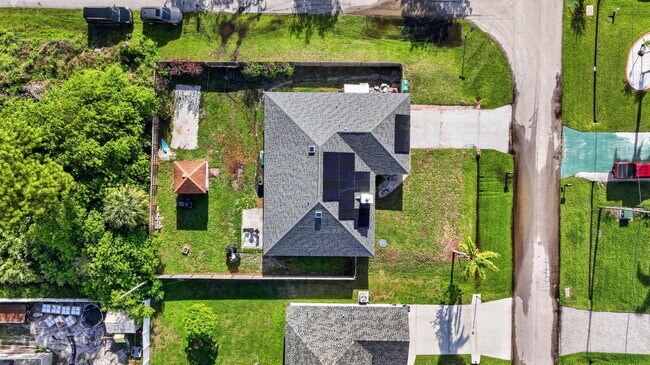 Building Photo - 481 SW Aster Rd