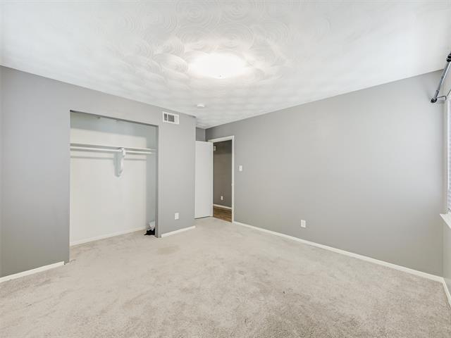 Building Photo - 700 Kindred Ln