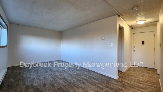 Building Photo - 32 10th Ave N