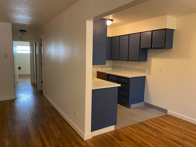 Building Photo - Bottom level 2bed, new s/s appliances, off...