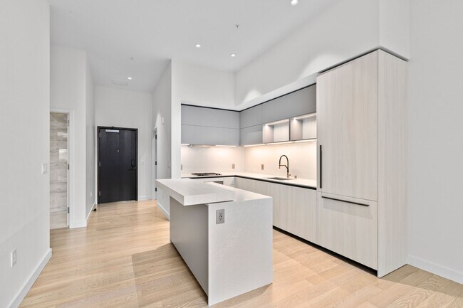Building Photo - Luxury Executive Condo w/AC in the Heart o...