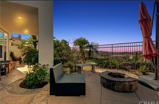 Building Photo - 9 Marisol