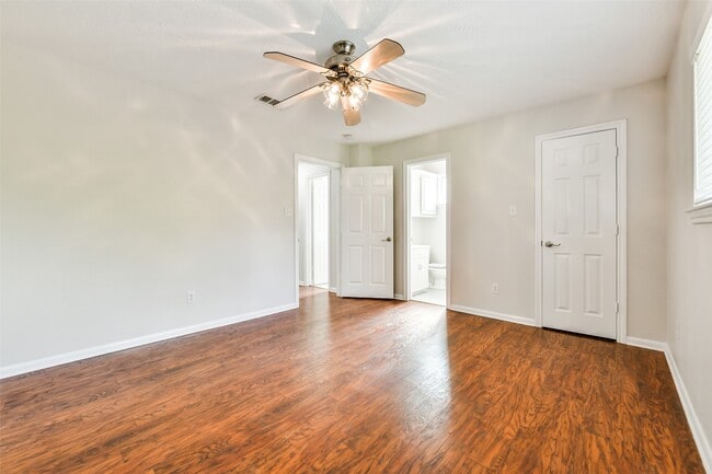 Building Photo - 304 Bellmar Ln