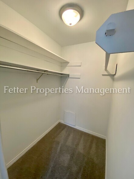 Building Photo - 5680 Kenwood Dr