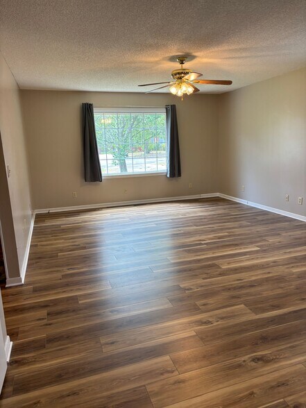 Building Photo - 1040 Wellington Dr