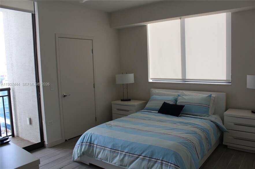 Building Photo - 999 SW 1st Ave