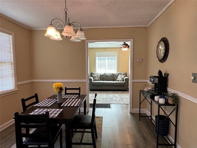 Building Photo - 2331 Woodlawn St