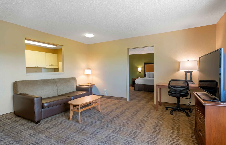 Building Photo - Furnished Studio-Omaha - West