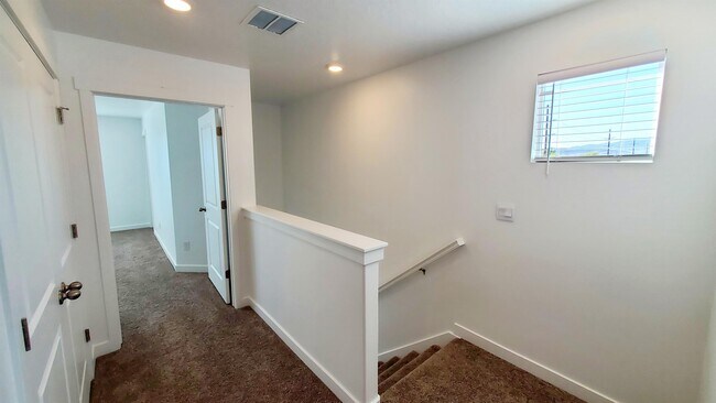 Building Photo - 1043 E Batten Ct