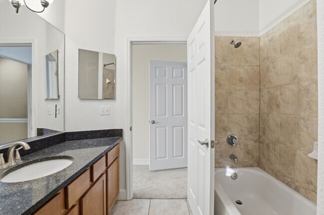 Building Photo - Conveniently located condo in Grantwood