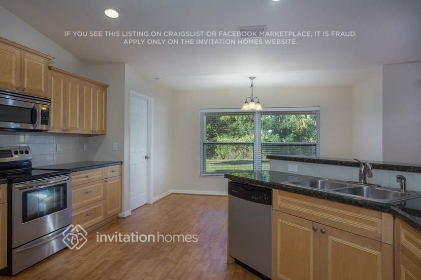 Building Photo - 833 SE Lansdowne Ave