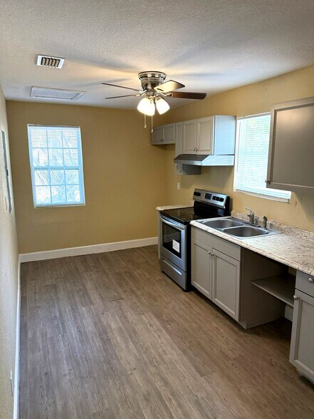 Building Photo - 803 Rushing St