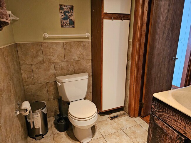 Building Photo - 4 bedroom House Close to U of M! Leasing for Fall 2026!