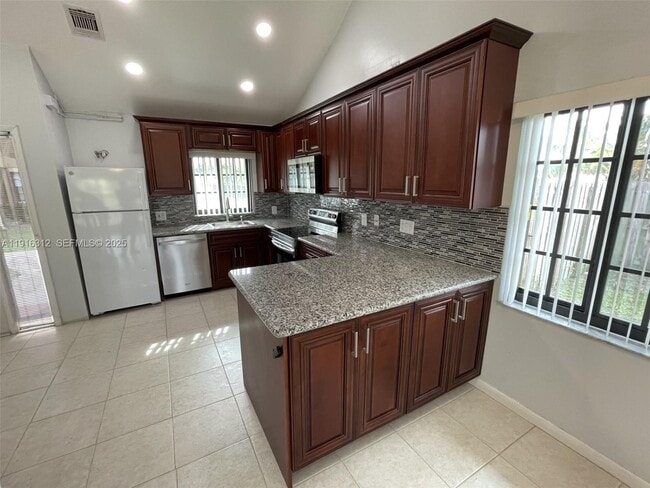 Building Photo - 2652 Riverside Dr