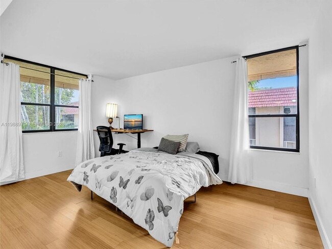 Building Photo - 770 NE 199th St