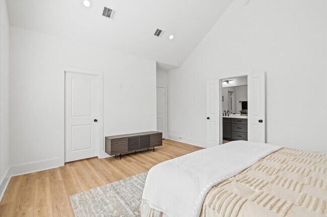 Building Photo - 1307 Oak Tree Dr