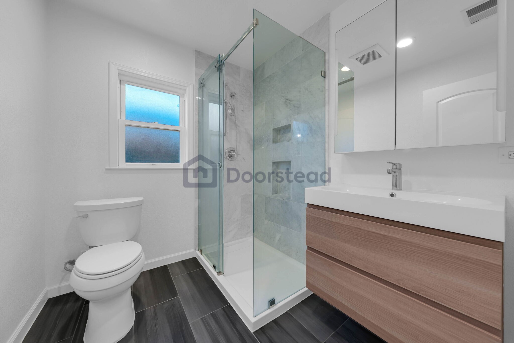 Building Photo - 2448 Pioneer Ave