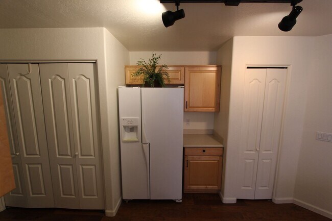 Building Photo - Spacious 3-Bedroom Townhouse with Main-Level Primary Suite