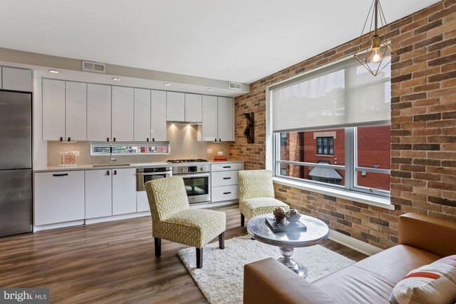 Building Photo - Practically new 1bd/1ba steps to Logan Cir...