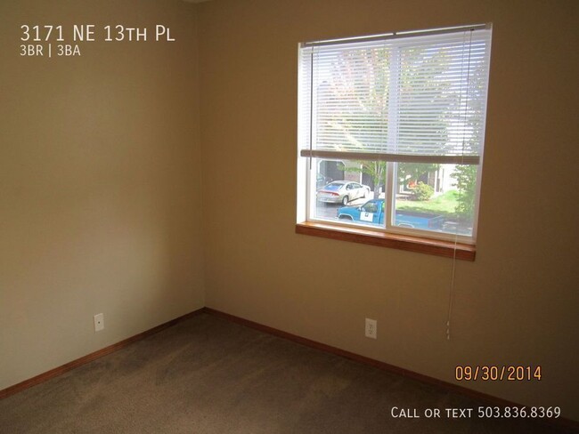 Building Photo - Three Bedroom Duplex Unit Only Blocks from...